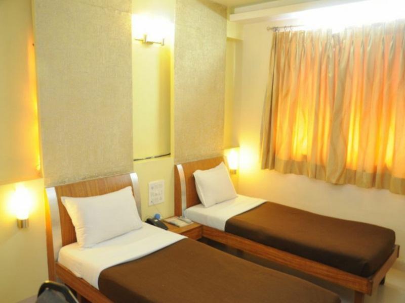 Parth Residency Hotel Ахмедабад Екстериор снимка