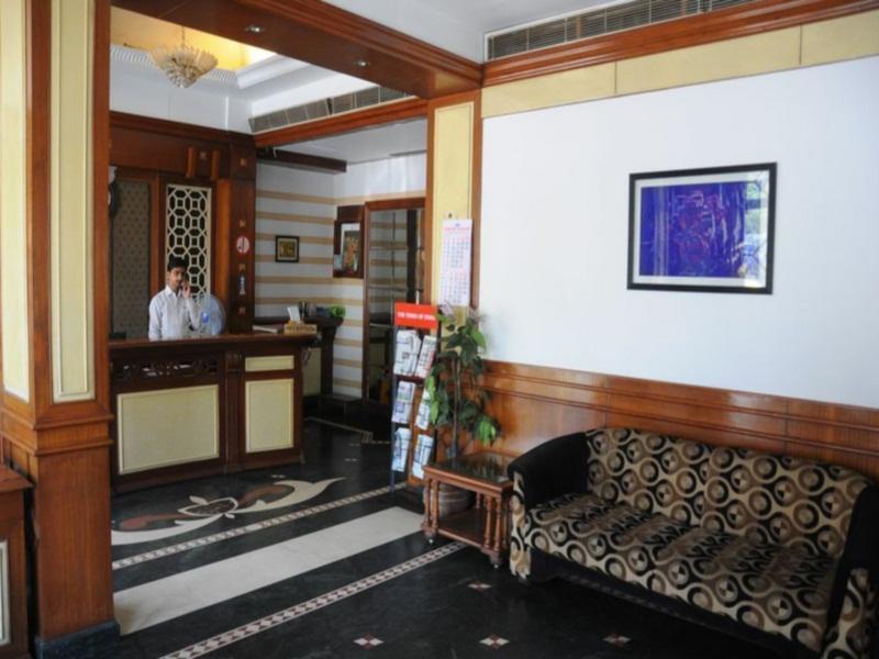 Parth Residency Hotel Ахмедабад Екстериор снимка