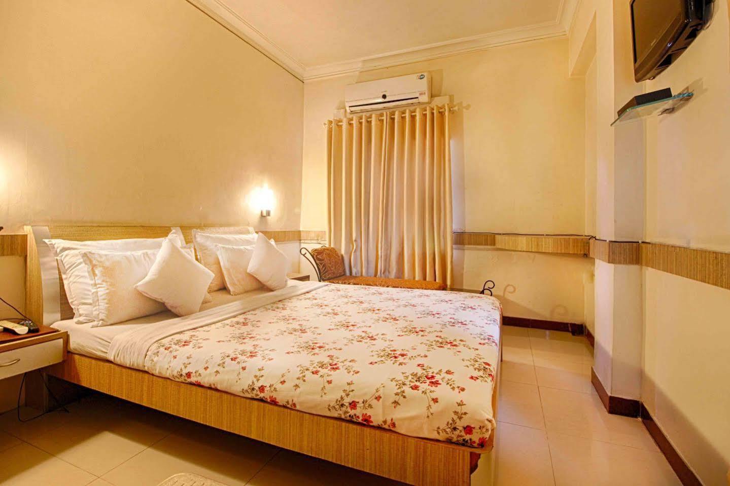Parth Residency Hotel Ахмедабад Екстериор снимка
