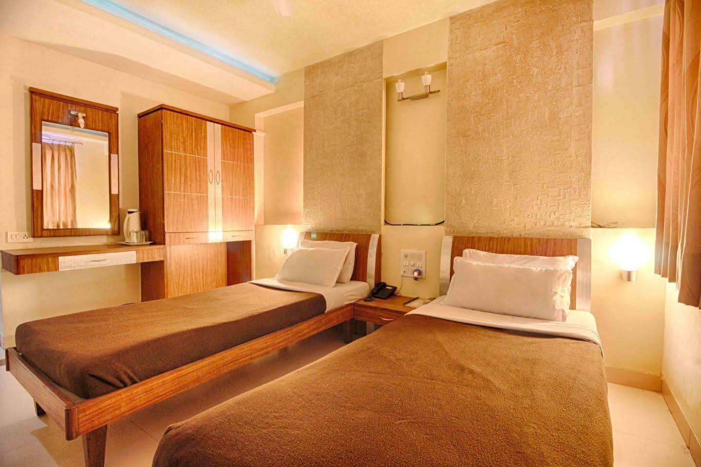 Parth Residency Hotel Ахмедабад Екстериор снимка