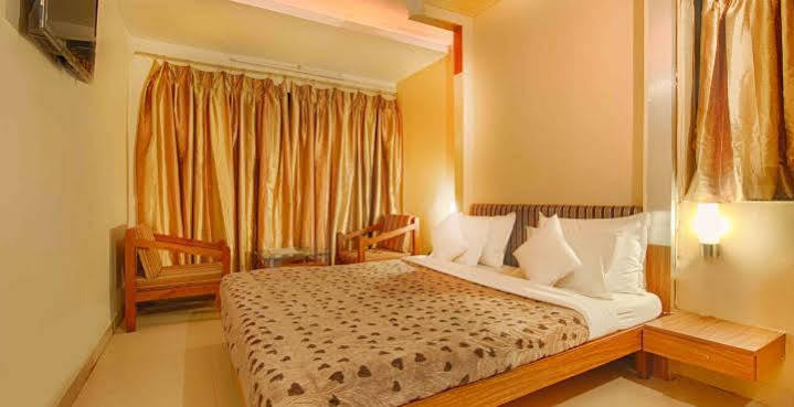 Parth Residency Hotel Ахмедабад Екстериор снимка